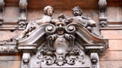 Ornamente deteriorate masiv, Str. Traian Vuia, București