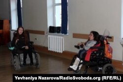 Для Марії Корхової це вже друга постановка трупи «Рівні можливості», у якій вона бере участь: «До цього я навіть не думала, що зможу виступати перед великою публікою. І потім я зрозуміла, що це не так і страшно» (ліворуч)