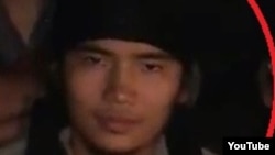 Молодой человек, позирующий для видео в группе «прибывших в Сирию казахских джихадистов». Предположительно Жасулан Сарсенбек.