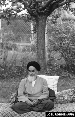 آیت‌الله خمینی در اقامتگاهش در نوفل لو شاتو، در پاییز ۵۷