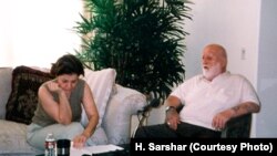 با شعبان جعفری به هنگام تدوین کتاب خاطرات او