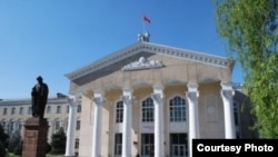 Улуттук университеттин башкы имараты