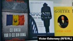 Cărți expuse la întîmplare pe un raft al standului românesc