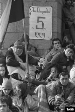 მოშიმშილეები ეროვნული მოძრაობის პერიოდში, 1988 წლის 28 ნოემბერი.