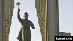 Памятник Исмоилу Сомони в городе Душанбе