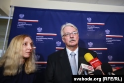 Міністар замежных спраў Польшчы Вітальд Вашчыкоўскі наведвае візавы цэнтар Польшчы ў Менску. 22 сакавіка 2016 году