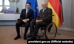 Президент України Володимир Зеленський (ліворуч) і голова Бундестагу ФРН Вольфганг Шойбле. Берлін, 18 червня 2019 року