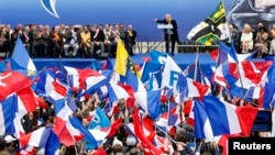 Ашынган оңчул "Улуттук фронт" партиясынын жыйыны.