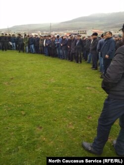Жители Казбековского района Дагестана на митинге по поводу земельных вопросов, 8 апреля 2019г.