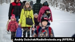 Люди з дітьма досить рідко зустрічаються на КПВВ