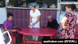 Türkmenistandaky garbanyşhanalaryň birinde müşderiler we aşpez (Illýustrasiýa suraty)