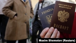 Факт отримання російського паспорта не є злочином – Скрипник