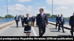 Susret Kolinde Grabar Kitarović i Aleksandra Vučić na mostu na Dunavu, 20. jun 2016.