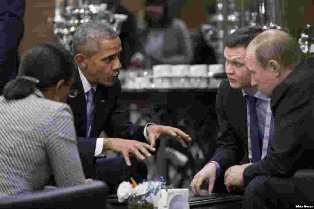 Обама и Путин беседуют на полях саммита «Большой двадцатки» (G20) на курорте Regnum Carya в Анталье, Турция, 15 ноября 2015 года