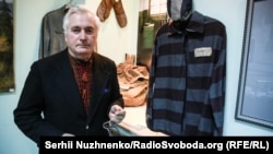 Василь Овсієнко біля стенду із речами-доказами, вивезеними із табору особливо строгого режиму у Кучино, де відбували покарання за вільнодумство українські політичні в'язні в останній період існування СРСР.