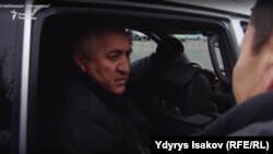 Жалил Атамбаев Ыдырыс Исаковдун суроолоруна жооп берип жаткан учур.