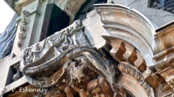 Palatul Cantacuzino, Muzeul Național „George Enescu”, așa-zisă „consolidare” a ornamentelor fațadei, detaliu