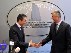 Ish-sekretari i Përgjithshëm i NATO-s, Anders Fogh Rasmussen dhe Hashim Thaçi. Prishtinë, shtator, 2011.