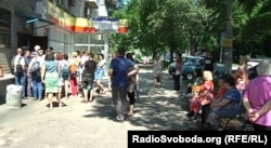 Донецьк, так звана «міграційна служба» угруповання «ДНР». Черга людей, які хочуть отримати російський паспорт