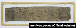 Берестяна грамота часів України-Русі з періоду 1110–1124 років. Мова давньоукраїнська. Лист Говенової до Нежнича з вимогою повернути гроші в сумі 60 кун, залишені йому на зберігання її покійним чоловіком, Говеном