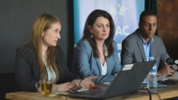 Daniela Sâmboteanu (centru) şi Parascovia Topală (stânga)