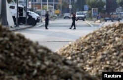 Policë të EULEX-it duke patrulluar pranë një barrikade të ngritur mbi lumin Ibër. Mitrovicë, 15 shtator, 2011.