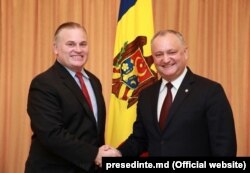 Brian Brown cu Igor Dodon, 22 ianuarie 2017.