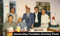 Түгөлбай Сыдыкбек уулунукунда конокто. Бишкек. 1995-жылдын августу.