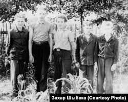 Вучні Асінаўскай васьмігодкі на праполцы кукурузы. 1961 год