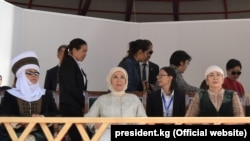 Экс-президент Роза Отунбаева, Эмине Эрдоган жана Сооронбай Жээнбековдун жубайы Айгүл Токоева.
