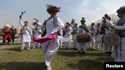 در روز های جشن استقلال افغانستان سازو سرود زیاد بود و گروه های اتن ملی نیز برنامه هایی به مردم اجرا می کردند