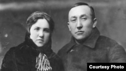 Жусуп Кангелди уулу (1900-1938-жж.) жана жубайы Зинаида Егошкина.