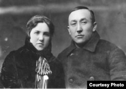 Жусуп Кангелди уулу жубайы Зинаида Федоровна Егошкина менен.