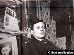 Tristan Tzara imagine din catalogul expoziției DADAGlobe reconstructed (Kunsthaus Zurich, Scheidegger & Spiess, 2016))