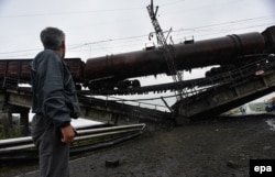 Підірваний диверсантами залізничний міст у районі населеного пункту Новобахмутівка неподалік від Донецька, 7 липня 2014 року