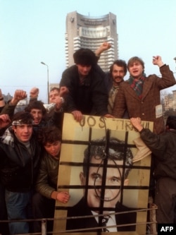 Români celebrând libertatea, după 44 de ani de comunism.