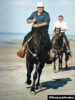 Бывший президент Казахстана Нурсултан Назарбаев верхом на коне. Фото было опубликовано в Facebook'е пресс-службой Акорды в 2016 году