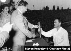 Mika Tripalo kao mladić predaje Štafetu Titu