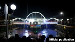 Ак-Бууранын үстүнө курулган жайкы сахнанын кечки көрүнүшү.