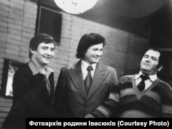 Зліва направо: Володимир Івасюк, поет Богдан Стельмах, письменник Дмитро Герасимчук