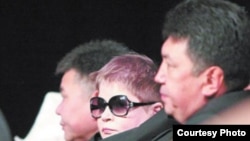 Апрель окуялары боюнча айыпталып жаткан Каныбек Жороев, Оксана Малеваная, Элмурза Сатыбалдиев сотто. Бишкек, 2010-жыл.