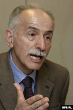 در بازدیدی از رادیوفردا در سال ۲۰۰۶