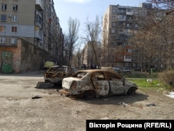 Спалені легкові автомобілі в Маріуполі. Квітень 2022 року