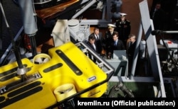 Președintele Dmitri Medvedev inspectînd noua navă Zvezdocika