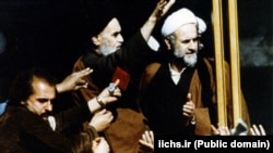 حسن لاهوتی (راست) در یکی از دیدارهای آیت‌الله خمینی در بهمن ۵۷