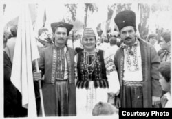 Юрій Чопик (крайній зліва) під час святкування 500-ліття козацтва в Капулівці на могилі Івана Сірка