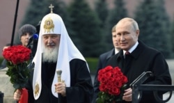 Президент Росії Володимир Путін і патріарх РПЦ Кирило під час покладання квітів до пам’ятника на Червоній площі біля Кремля у День національної єдності в Москві 4 листопада 2018 року