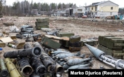 Нерозірвані снаряди, залишені армією РФ. Село Ягідне, що неподалік від Чернігова, 6 квітня 2022 року