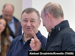 Владимир Путин и Аркадий Ротенберг, один из главных бенефициаров государственных заказов эпохи Владимира Путина.