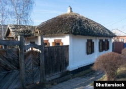 Східна Слобожанщина. Стара українська хата, покрита соломою, у Воронезькій області нинішньої Росії